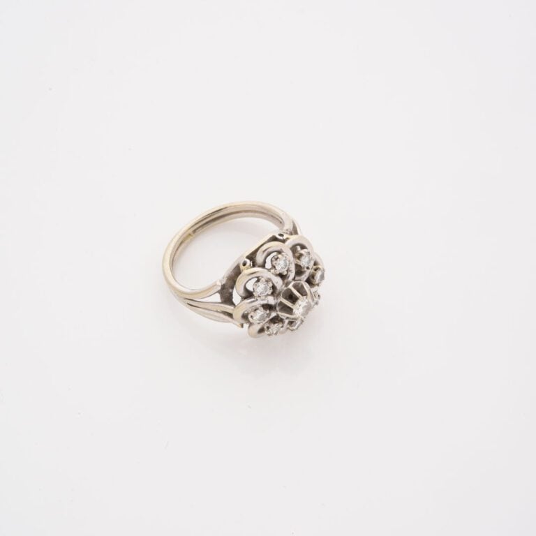 Bague en or gris (750) à chaton polylobé ajouré, centrée d'un diamant taille br…