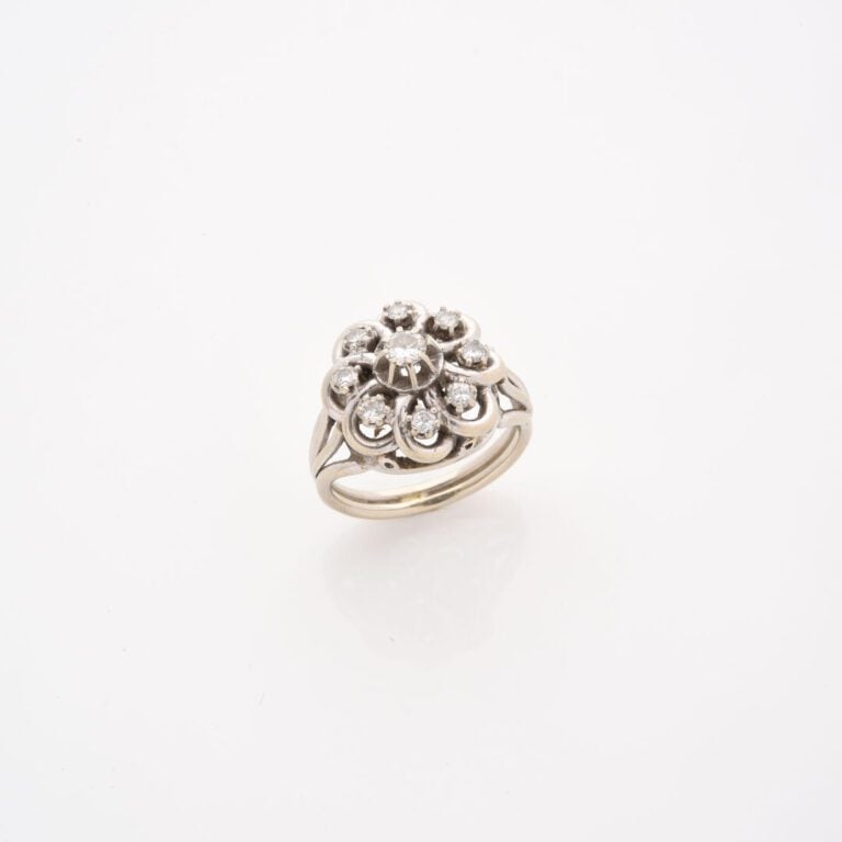 Bague en or gris (750) à chaton polylobé ajouré, centrée d'un diamant taille br…