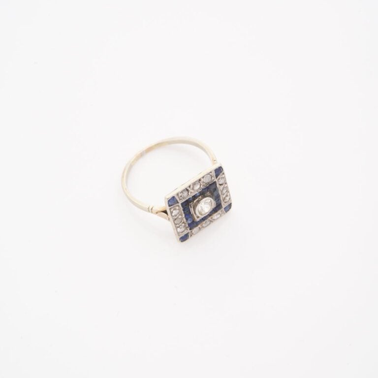 Bague en or gris (750) et platine (850), le chaton de forme carrée centré d'un…