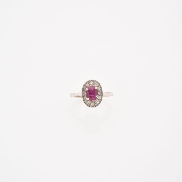 Bague en or gris (750) ornée d'un rubis ovale facetté, en serti griffe, dans un…
