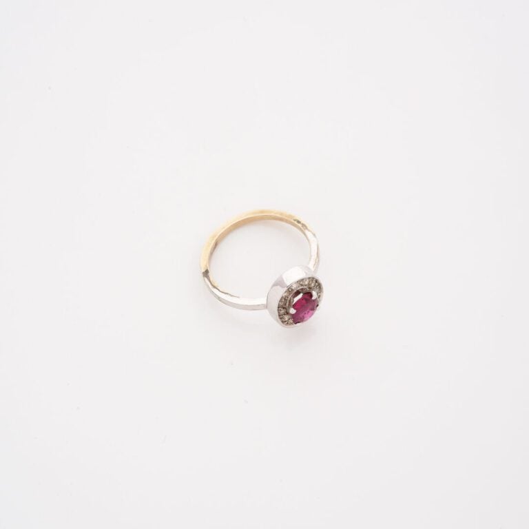 Bague en or gris (750) ornée d'un rubis ovale facetté, en serti griffe, dans un…