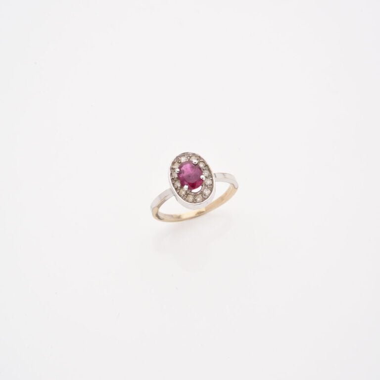 Bague en or gris (750) ornée d'un rubis ovale facetté, en serti griffe, dans un…