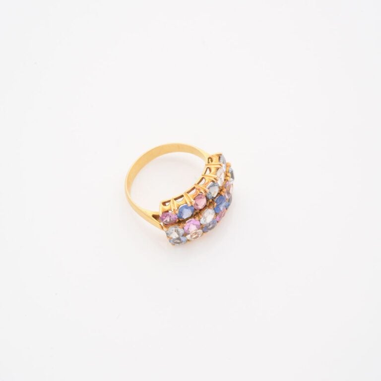 Bague en or jaune (585) sertie de trois rangs disposés en gradin d'aigues-marin…