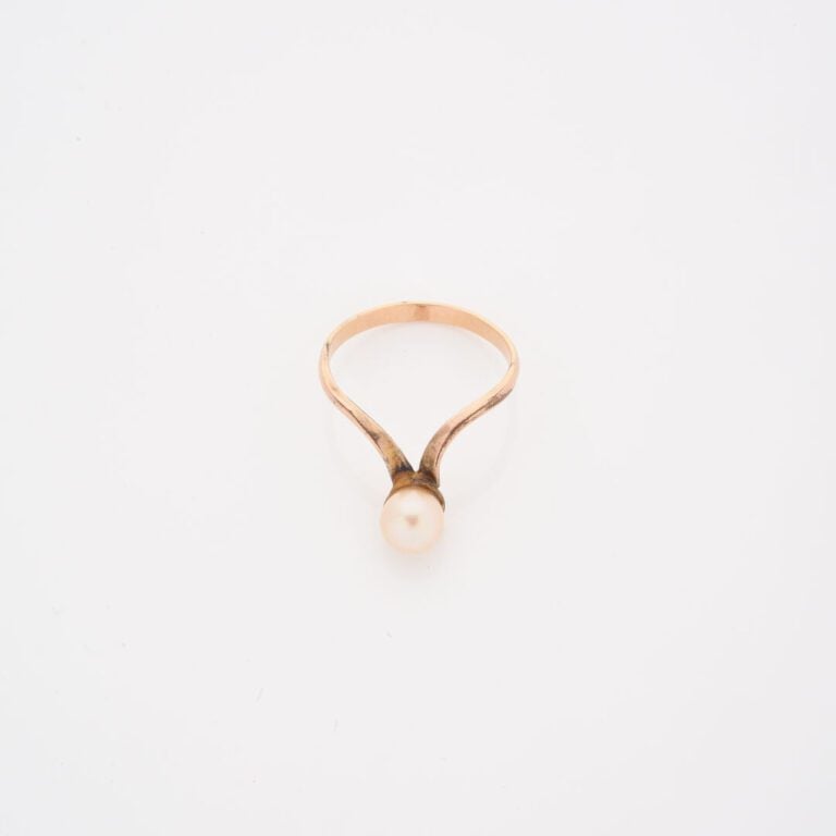 Bague en or jaune (750) en forme de V ornée d'une perle de culture - Poids brut…
