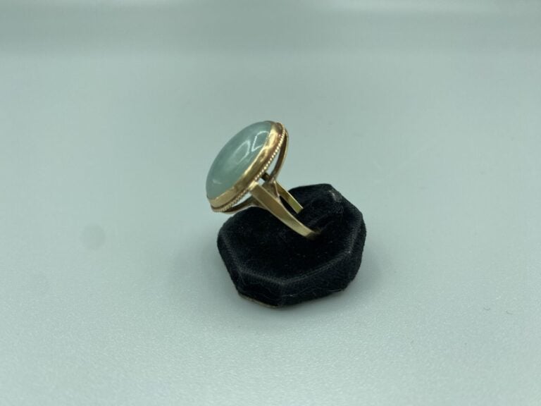 Bague en or jaune (750) ornée d'un cabochon de quartz aventuriné vert - Poids b…