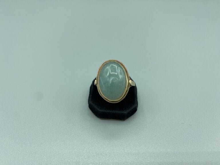 Bague en or jaune (750) ornée d'un cabochon de quartz aventuriné vert - Poids b…