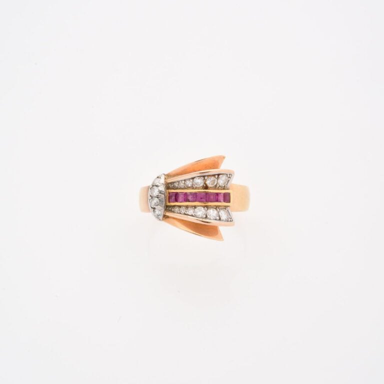 Bague en or jaune (750) ornée d'un motif de palme stylisée, centrée d'une ligne…