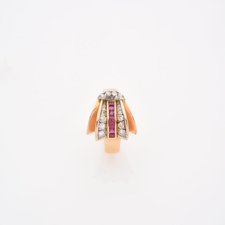 Bague en or jaune (750) ornée d'un motif de palme stylisée, centrée d'une ligne…