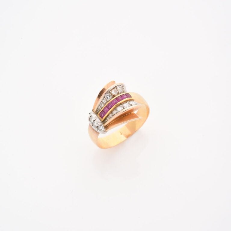 Bague en or jaune (750) ornée d'un motif de palme stylisée, centrée d'une ligne…