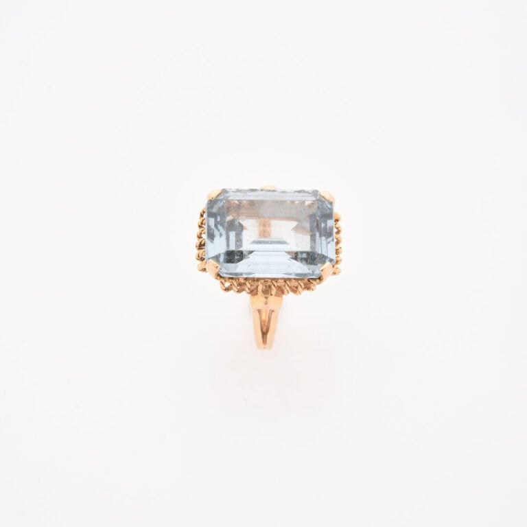 Bague en or jaune (750) ornée d'un spinelle synthétique de taille émeraude en s…