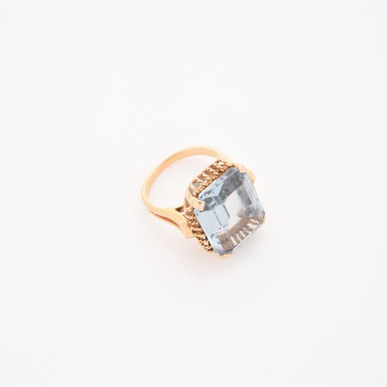 Bague en or jaune (750) ornée d'un spinelle synthétique de taille émeraude en s…