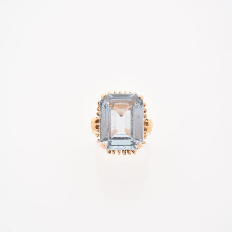 Bague en or jaune (750) ornée d'un spinelle synthétique de taille émeraude en s…