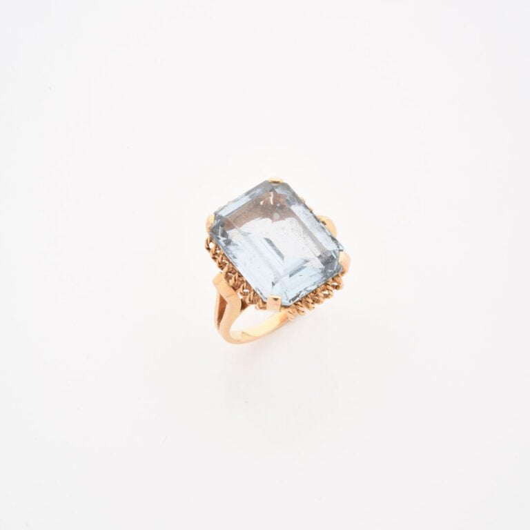 Bague en or jaune (750) ornée d'un spinelle synthétique de taille émeraude en s…