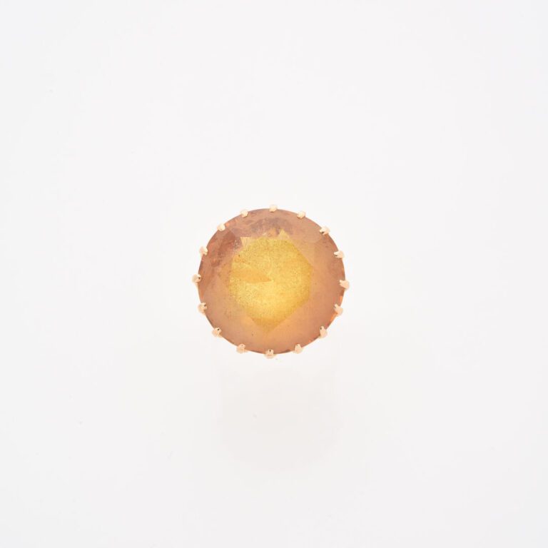 Bague en or jaune (750) ornée d'une citrine ronde facettée en serti griffe - Di…