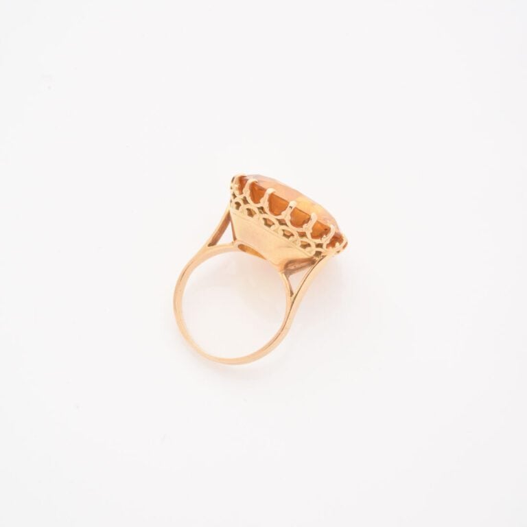 Bague en or jaune (750) ornée d'une citrine ronde facettée en serti griffe - Di…