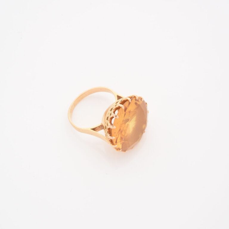 Bague en or jaune (750) ornée d'une citrine ronde facettée en serti griffe - Di…