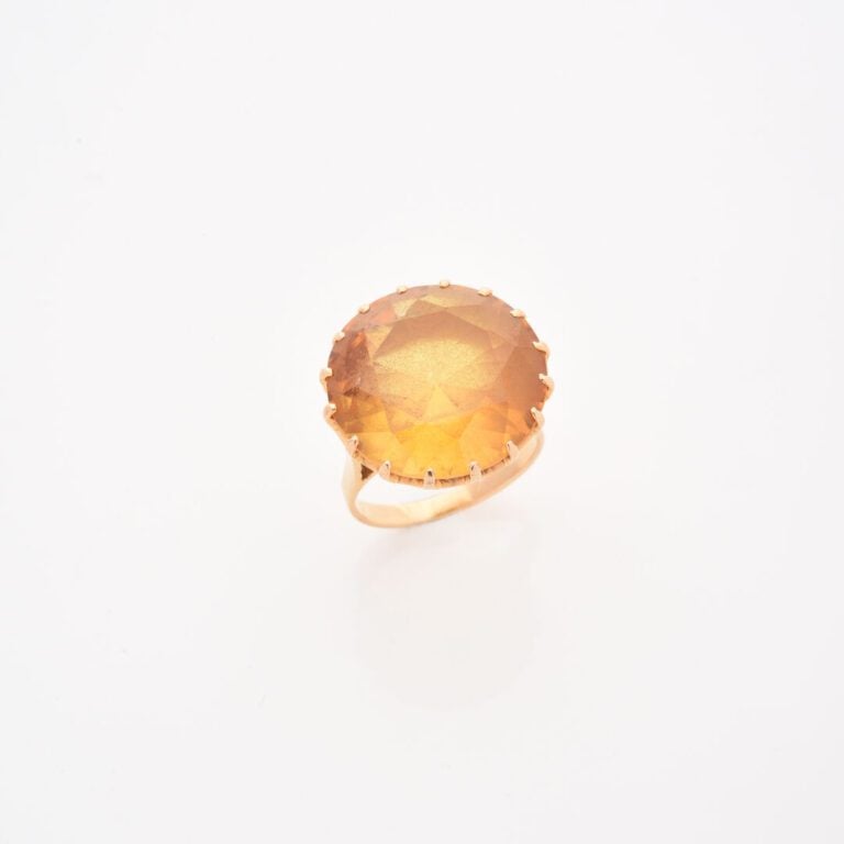 Bague en or jaune (750) ornée d'une citrine ronde facettée en serti griffe - Di…