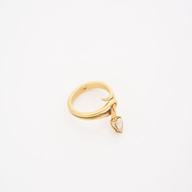 Bague en or jaune (750) stylisant un serpent ornée d'un diamant de taille poire…