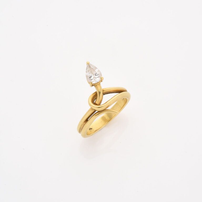 Bague en or jaune (750) stylisant un serpent ornée d'un diamant de taille poire…