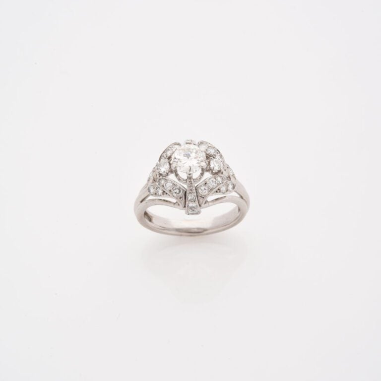 Bague en platine (850) à monture ajourée ornée d'un diamant taille brillant en…