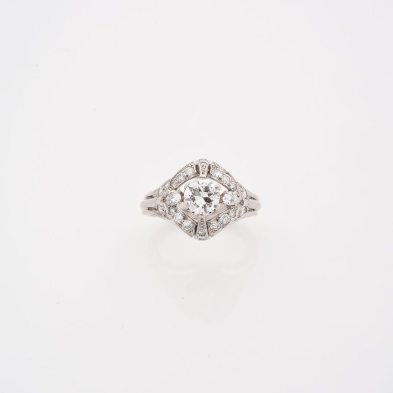 Bague en platine (850) à monture ajourée ornée d'un diamant taille brillant en…
