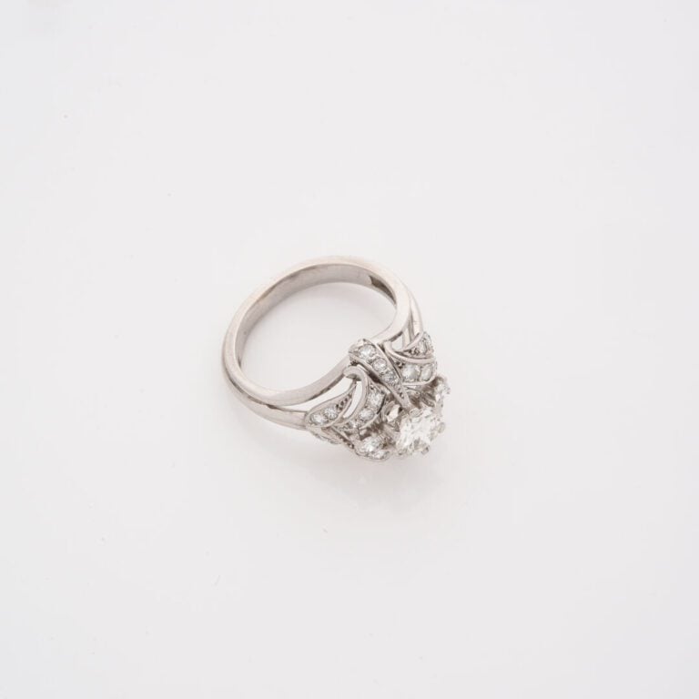 Bague en platine (850) à monture ajourée ornée d'un diamant taille brillant en…