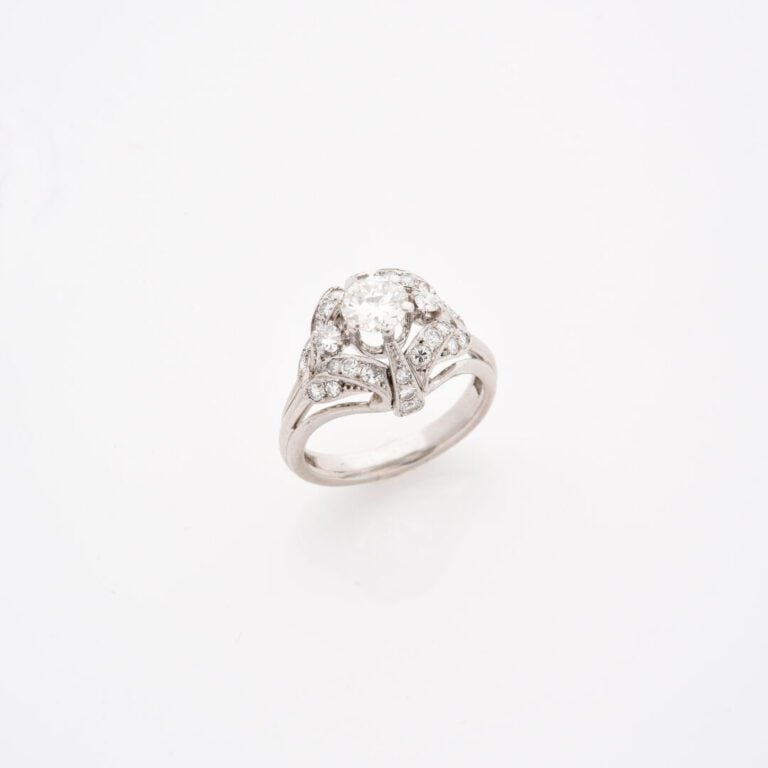 Bague en platine (850) à monture ajourée ornée d'un diamant taille brillant en…