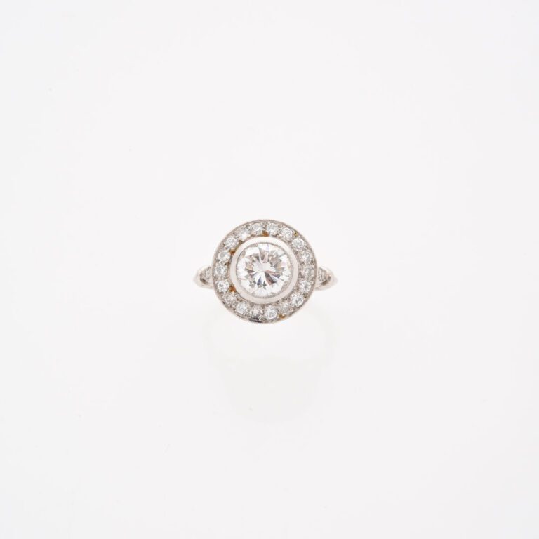 Bague en platine (850), le chaton rond orné d'un diamant taille brillant en ser…