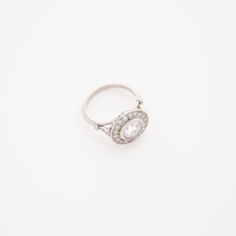 Bague en platine (850), le chaton rond orné d'un diamant taille brillant en ser…