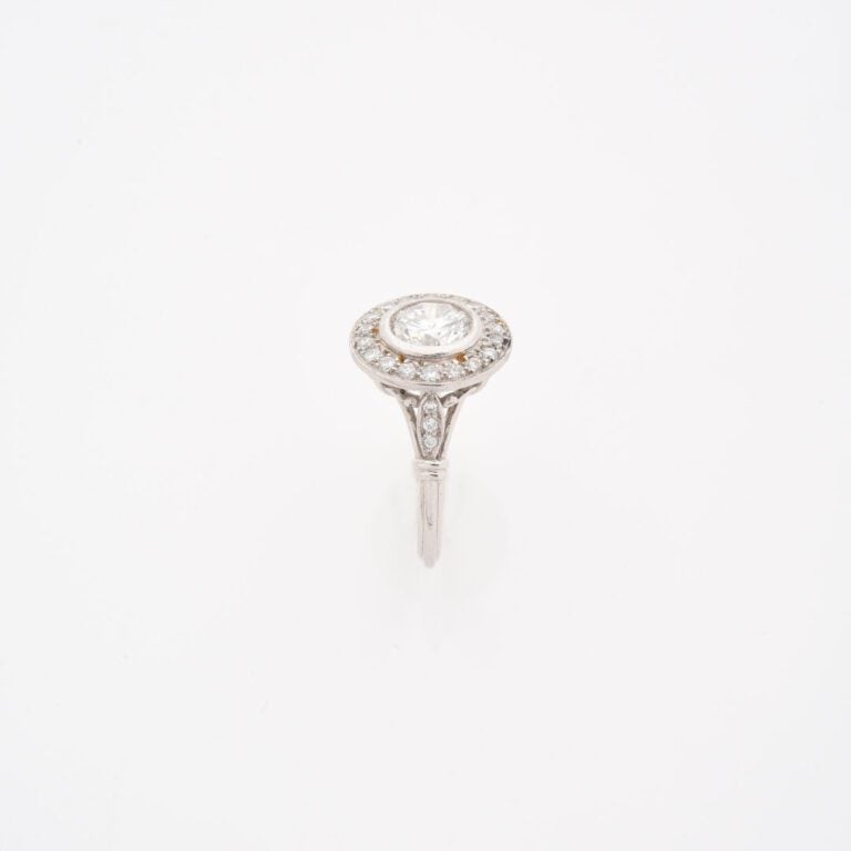 Bague en platine (850), le chaton rond orné d'un diamant taille brillant en ser…