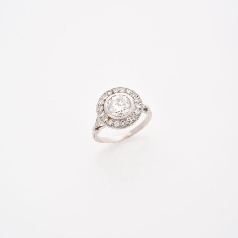 Bague en platine (850), le chaton rond orné d'un diamant taille brillant en ser…