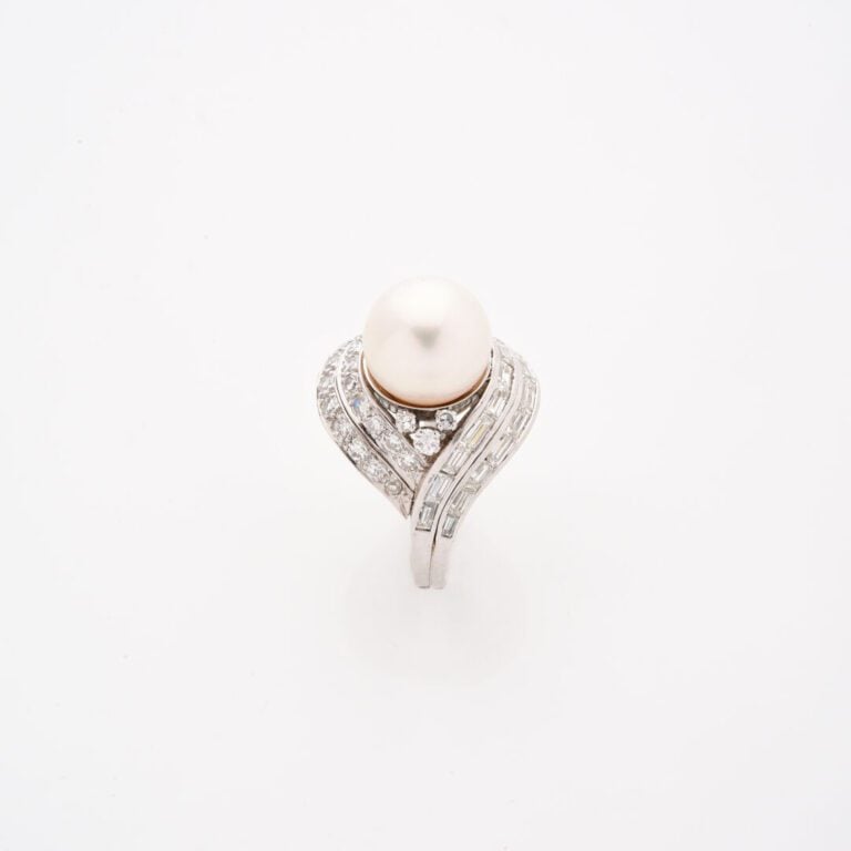 Bague en platine (850) ornée d'une importante perle de culture, dans un double…