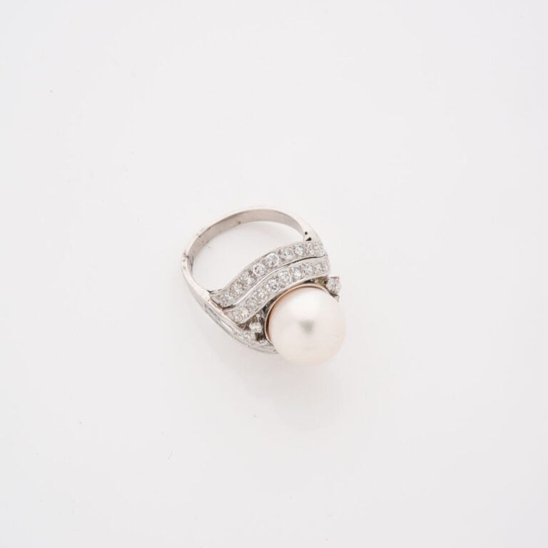 Bague en platine (850) ornée d'une importante perle de culture, dans un double…