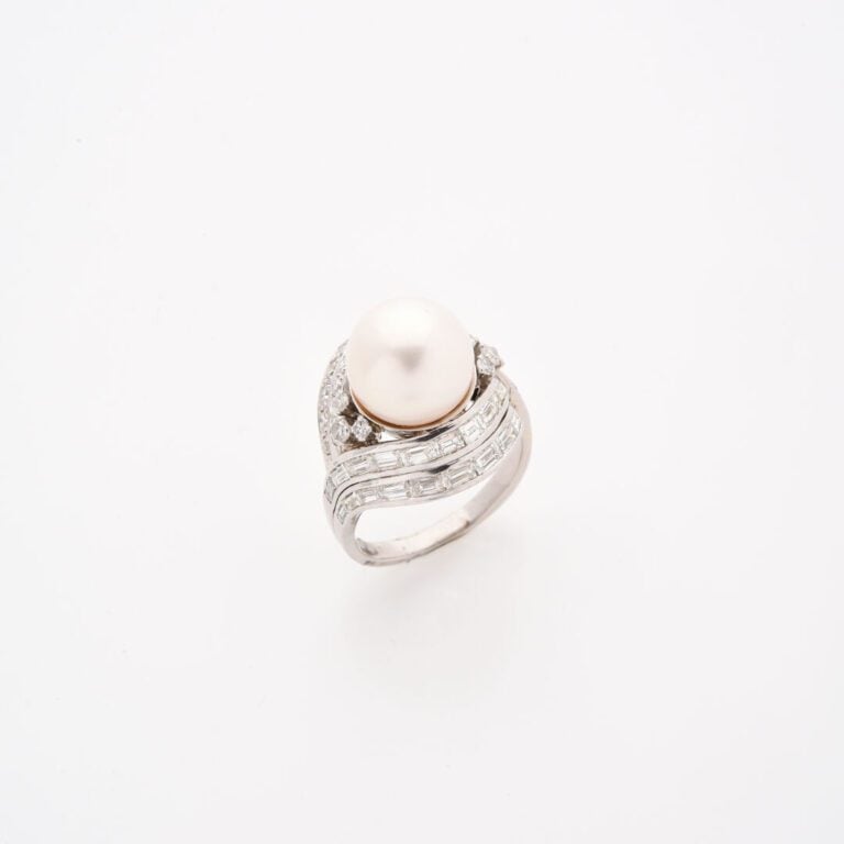 Bague en platine (850) ornée d'une importante perle de culture, dans un double…