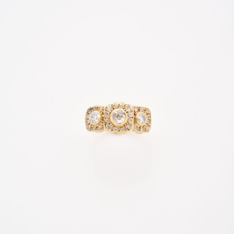 Bague jarretière en or jaune (750) ornée de trois diamants taille ancienne en s…