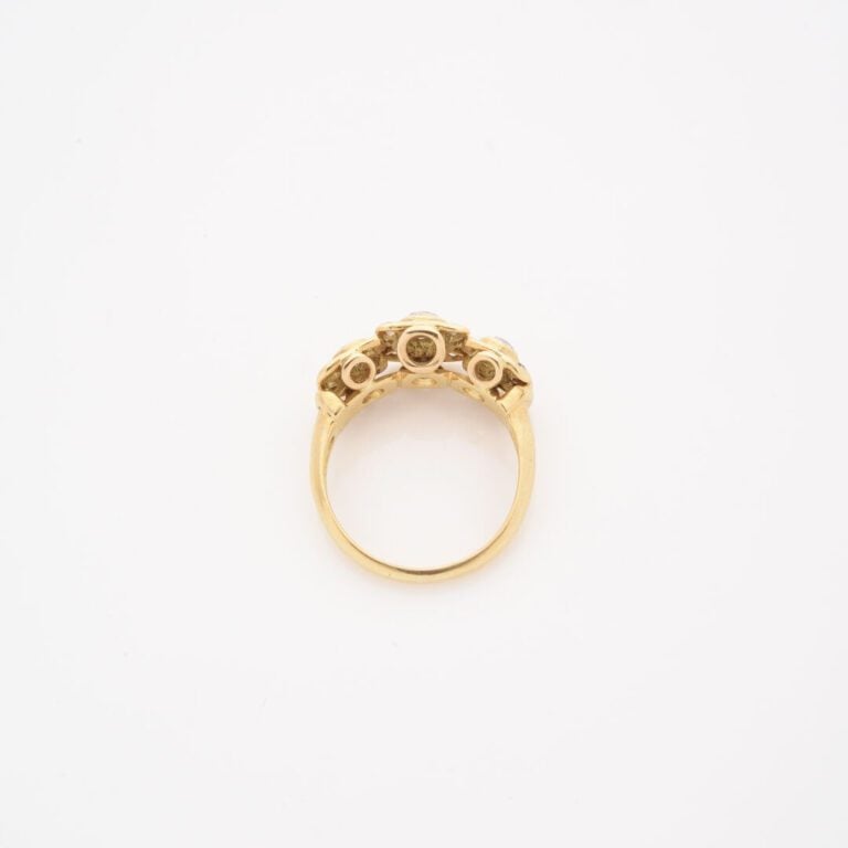 Bague jarretière en or jaune (750) ornée de trois diamants taille ancienne en s…