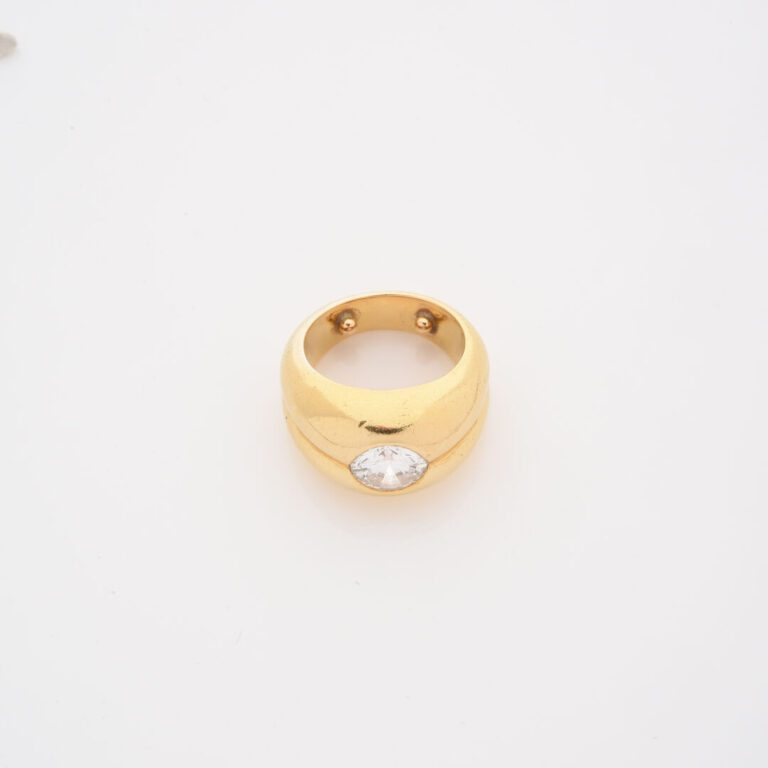 Bague jonc en or jaune (750) à motif godronné ornée d'un diamant taille brillan…