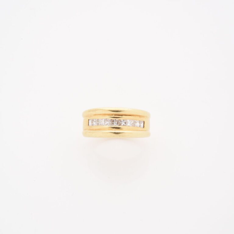 Bague jonc en or jaune (750) ornée d'une ligne de neuf diamants taille princess…