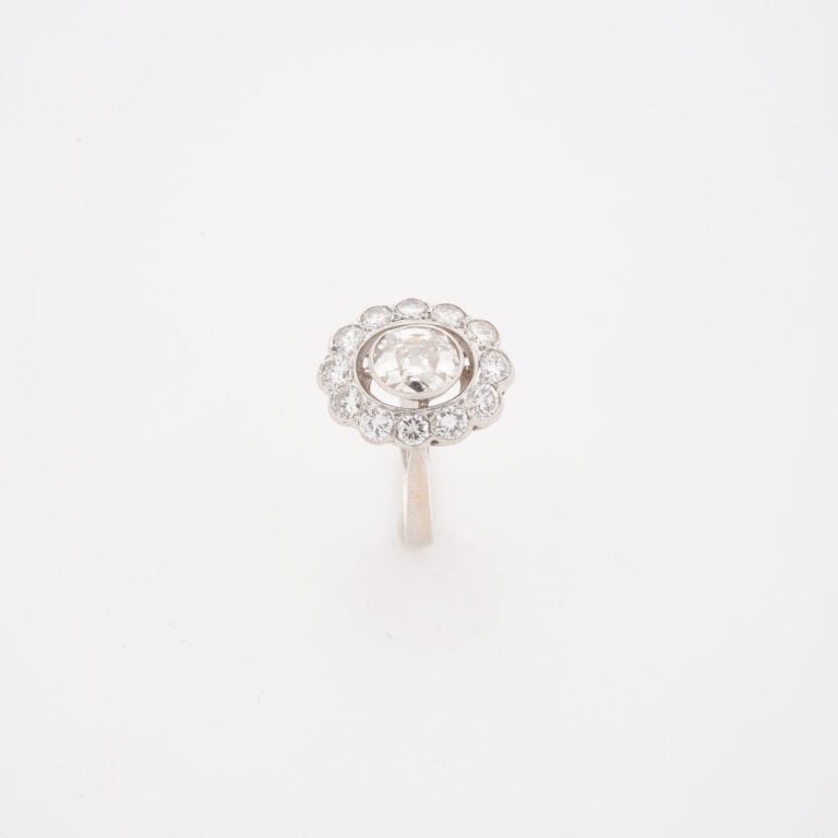 Bague marguerite en or gris (750) ornée d'un diamant taille ancienne en serti c…