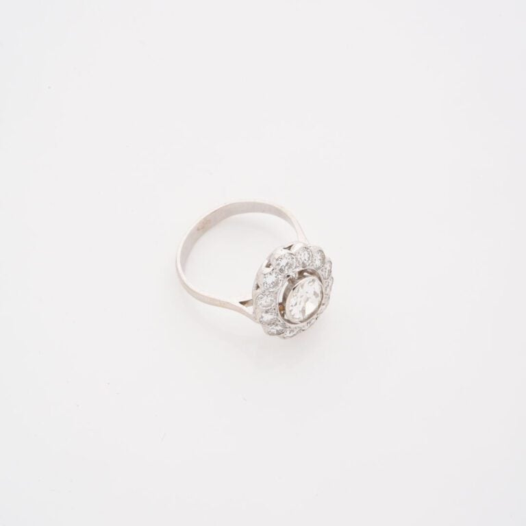 Bague marguerite en or gris (750) ornée d'un diamant taille ancienne en serti c…