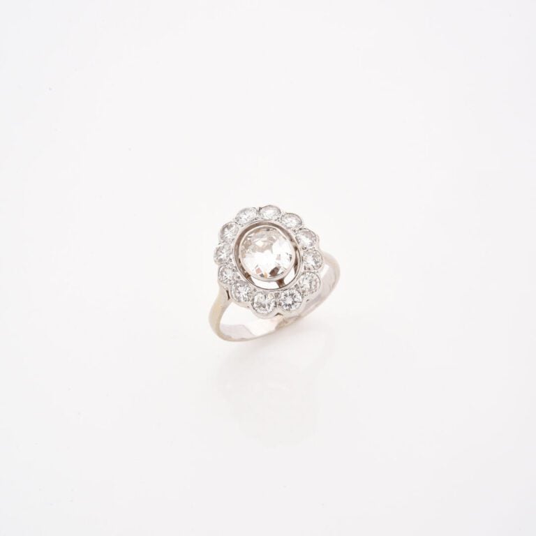 Bague marguerite en or gris (750) ornée d'un diamant taille ancienne en serti c…