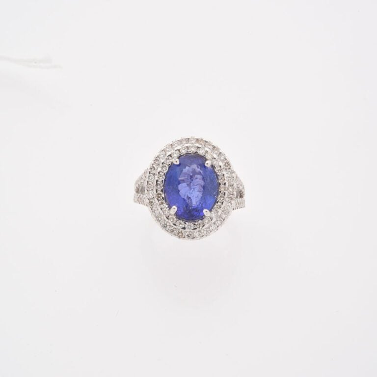 Bague ovale en or gris (750) à monture ajourée ornée d'une tanzanite en serti g…