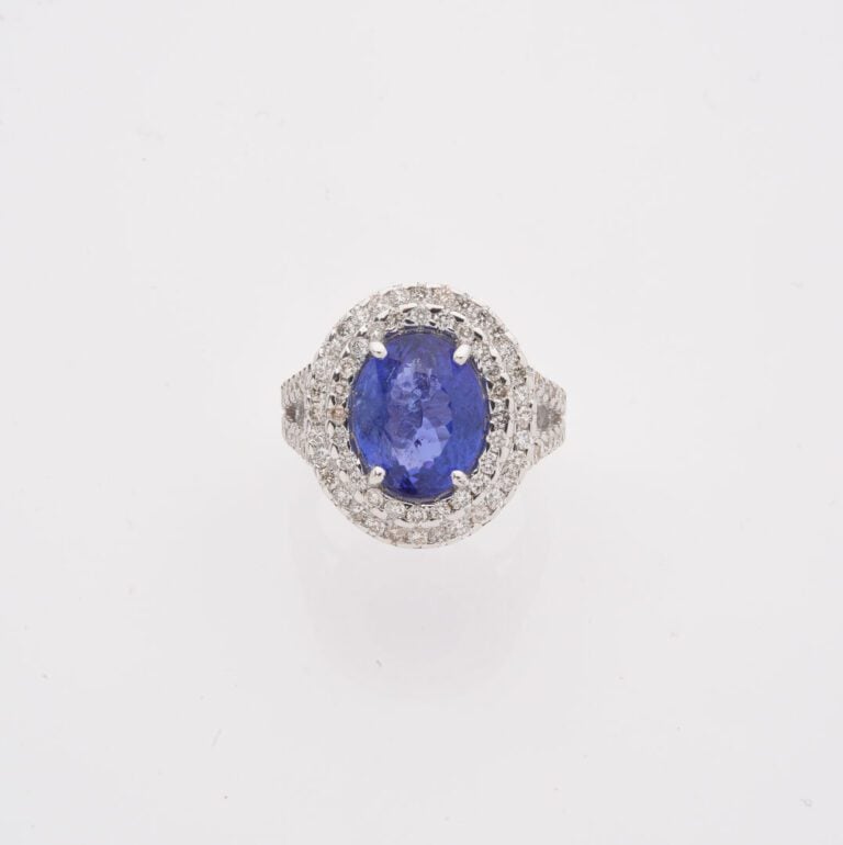 Bague ovale en or gris (750) à monture ajourée ornée d'une tanzanite en serti g…