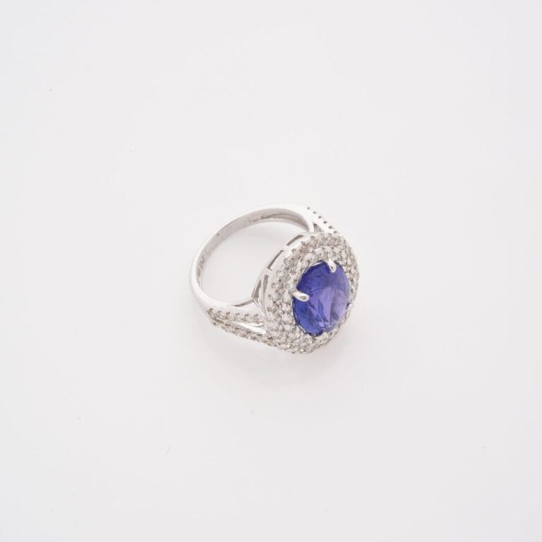 Bague ovale en or gris (750) à monture ajourée ornée d'une tanzanite en serti g…