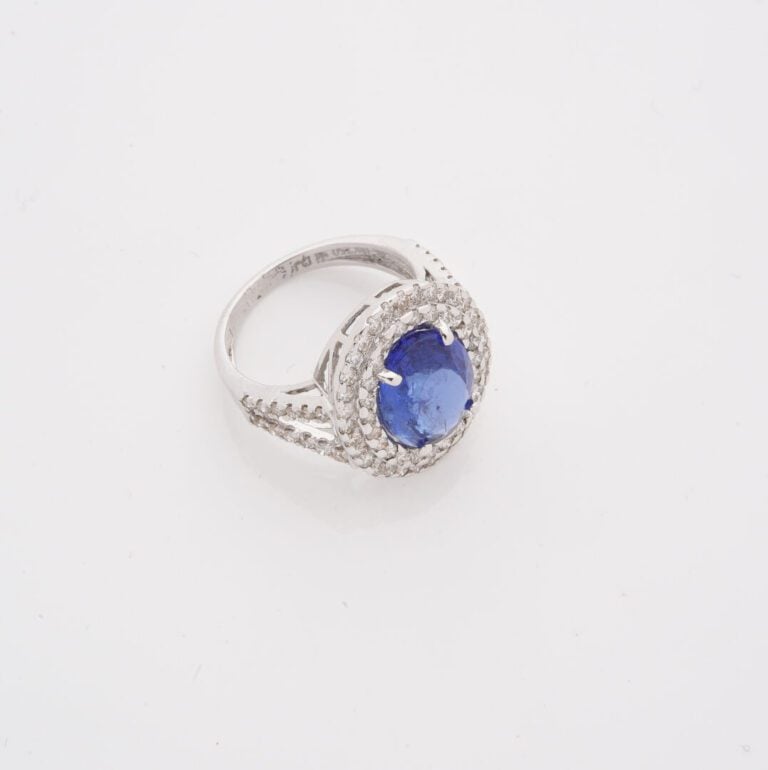 Bague ovale en or gris (750) à monture ajourée ornée d'une tanzanite en serti g…