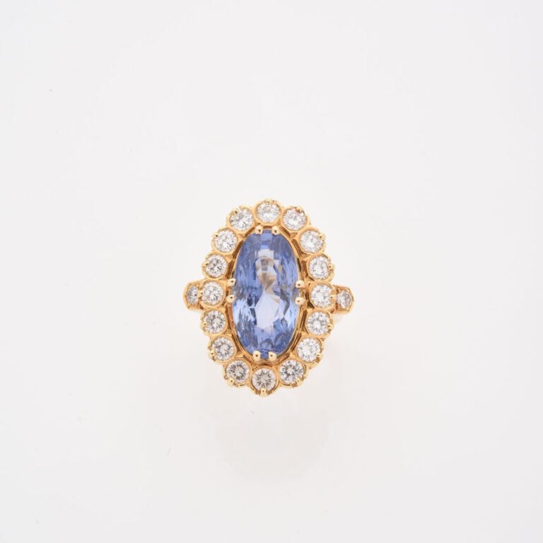 Bague Pompadour en or jaune (750) ornée d'un saphir de Ceylan de taille ovale f…