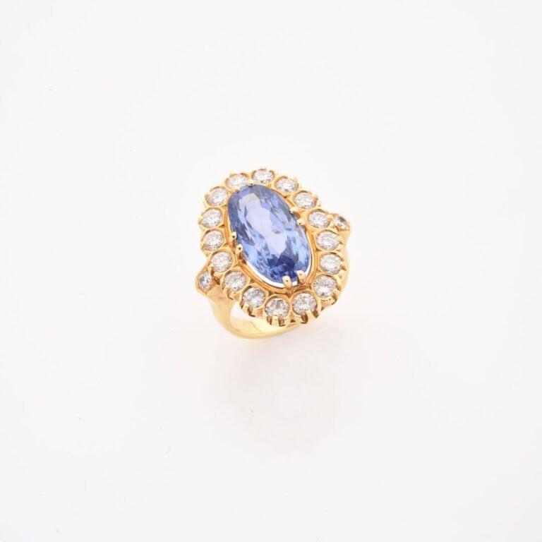 Bague Pompadour en or jaune (750) ornée d'un saphir de Ceylan de taille ovale f…