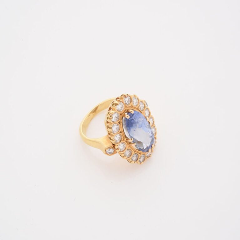 Bague Pompadour en or jaune (750) ornée d'un saphir de Ceylan de taille ovale f…