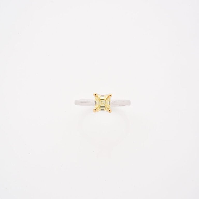 Bague solitaire en or gris (750) ornée d'un diamant jaune de taille émeraude ca…