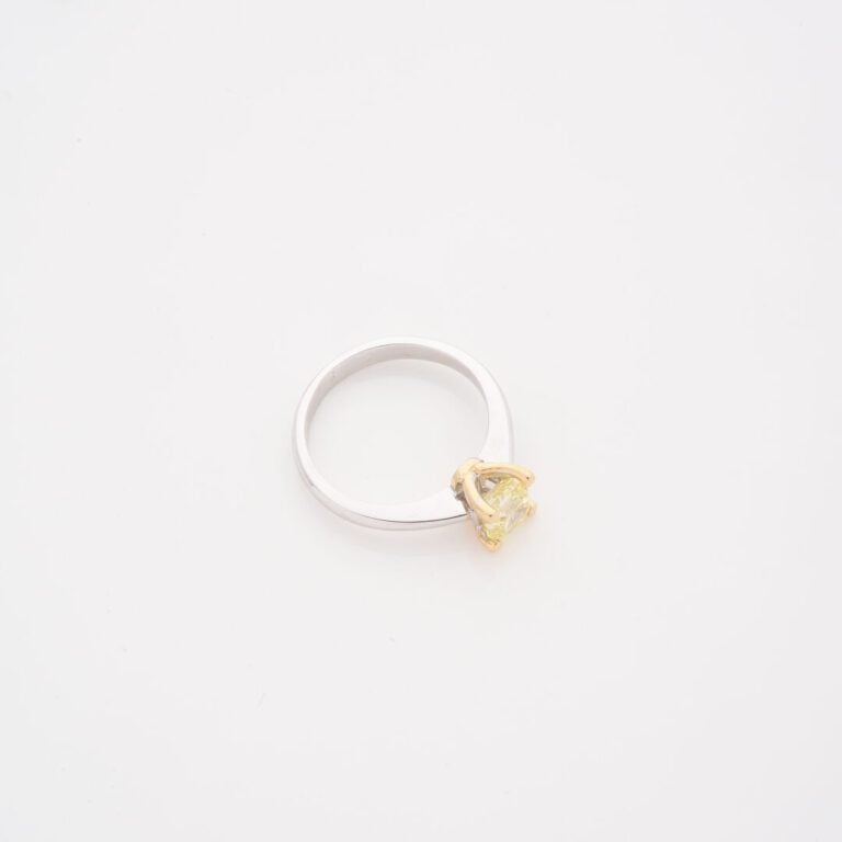 Bague solitaire en or gris (750) ornée d'un diamant jaune de taille émeraude ca…